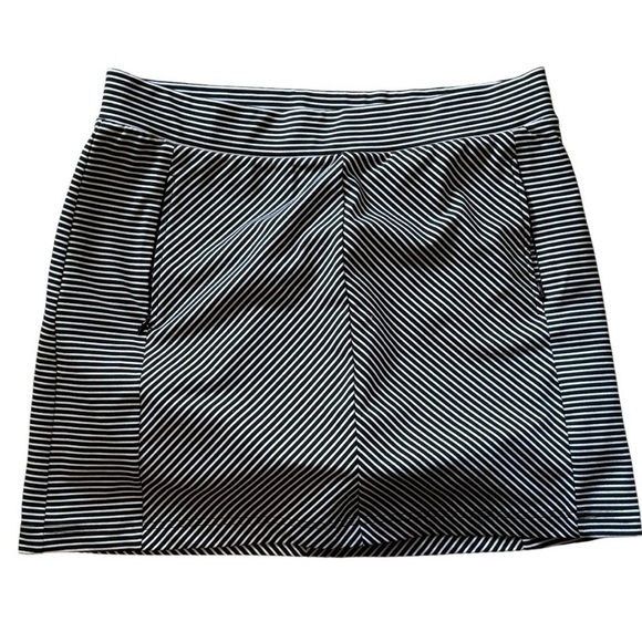 EUC- Talbots ‘T for Talbots BLACK & White Bias Stripe Skort’ - Picture 2 of 8